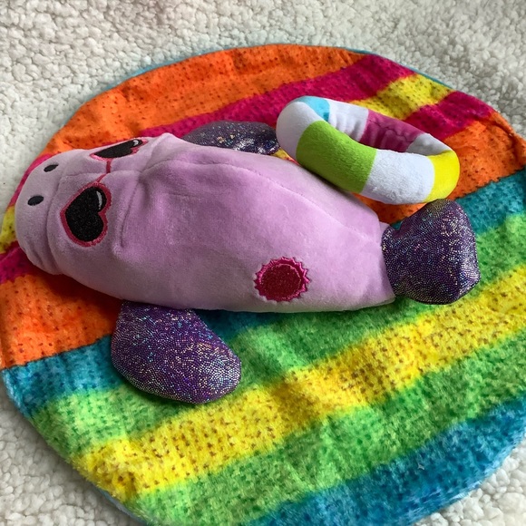 Basic Fun 2022 Cutetitos Islanditos Manateetio Plush w Wrap Stuffed Animal Toy - Picture 15 of 15